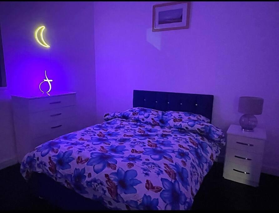 Апартаменти Modern 2-Bed Flat In Salford Манчестер Екстер'єр фото