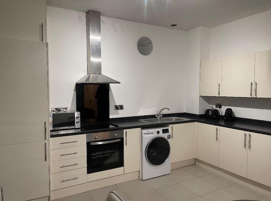 Апартаменти Modern 2-Bed Flat In Salford Манчестер Екстер'єр фото